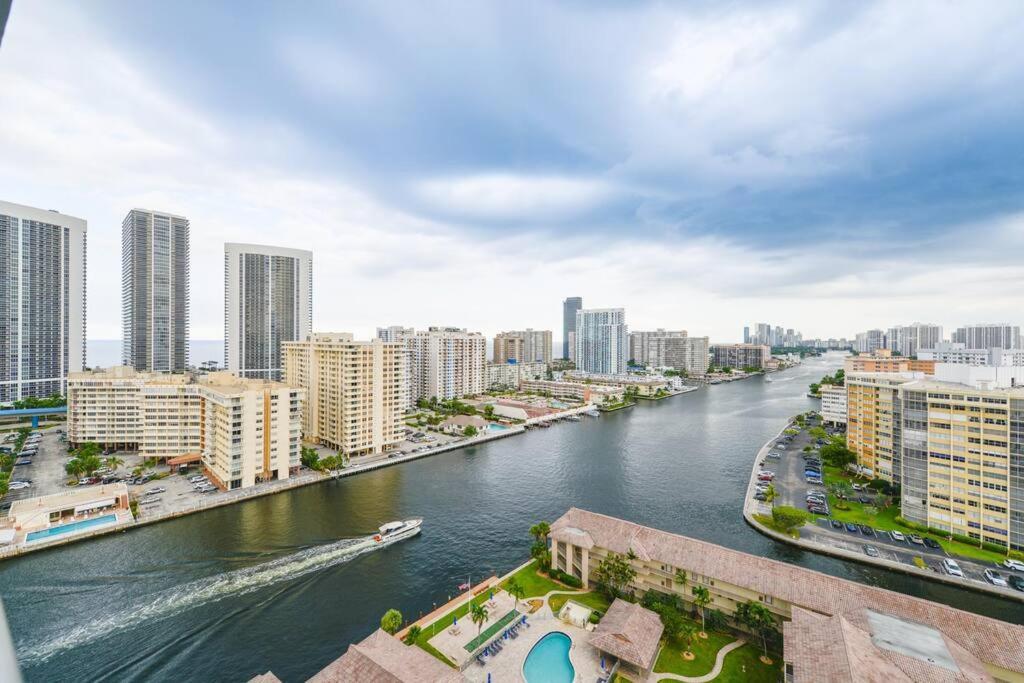 Cozy 1Br Condo Beachwalk Resort Hallandale Beach Bagian luar foto