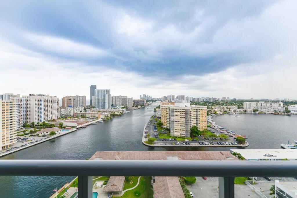 Cozy 1Br Condo Beachwalk Resort Hallandale Beach Bagian luar foto