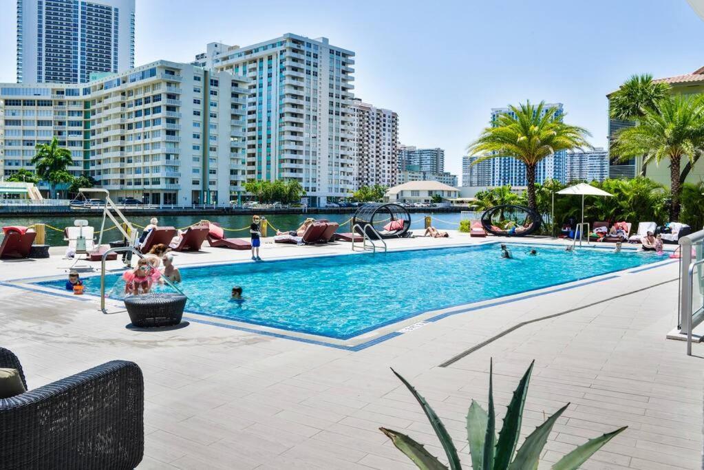 Cozy 1Br Condo Beachwalk Resort Hallandale Beach Bagian luar foto